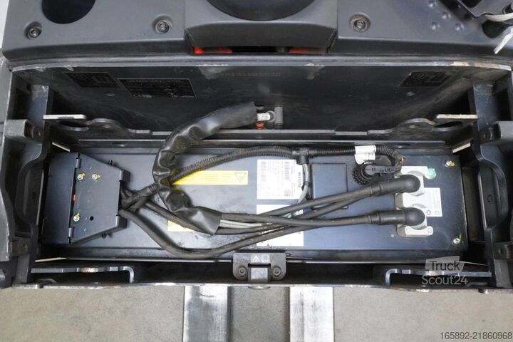 Elektrický paletový vozík s plošinou pre stojaceho obsluhu Linde T 25 SP ION 131