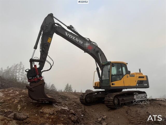 Pelle sur chenilles Volvo EC 220 DL w/ rototilt, tooth tray and GPS.