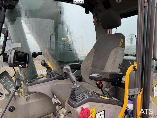 Pelle sur chenilles Volvo EC 220 DL w/ rototilt, tooth tray and GPS.