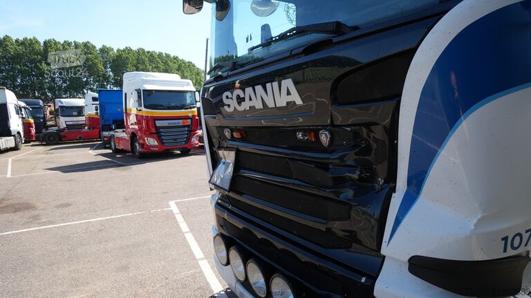 Standard-SZM Scania R 450 tractor unit damaged front