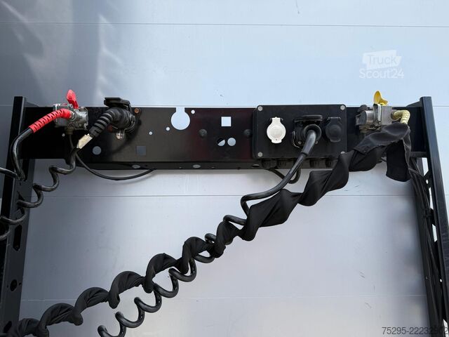 Komerciālais transportlīdzeklis Kögel 3 Achs Standard Liftachse Pal-Kasten TÜV 08 26