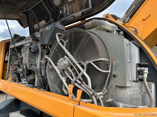 Pelle sur pneus LIEBHERR LH 24 Litronic mit Abbruch- / Sortiergreifer
