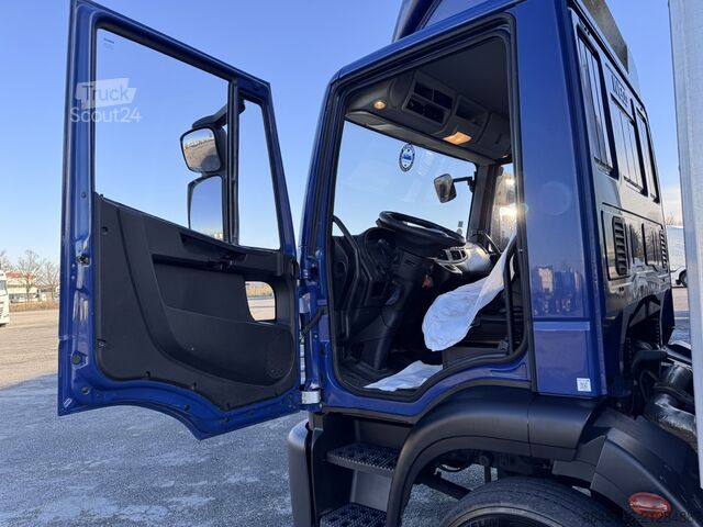 Camión plataforma con toldo Iveco eurocargo 120e22