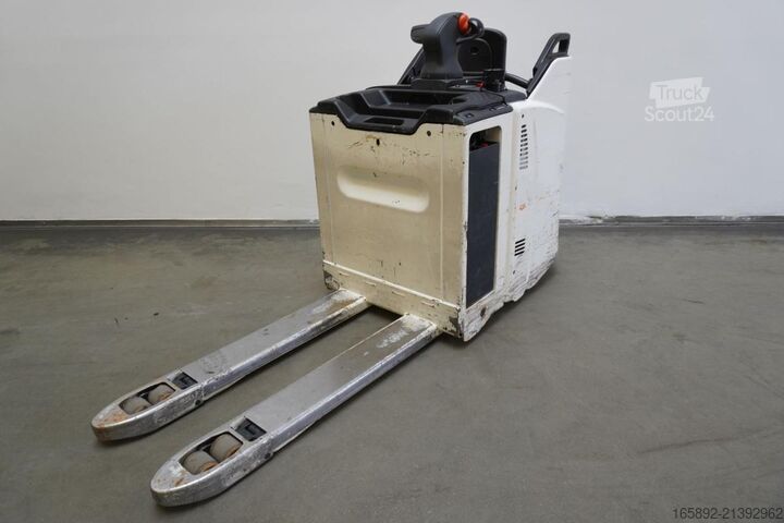 Elektriskā palešu ratiņi ar stāvvietu operatoram Linde T 30 SP 131