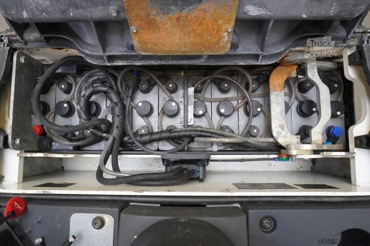 Elektriskā palešu ratiņi ar stāvvietu operatoram Linde T 30 SP 131