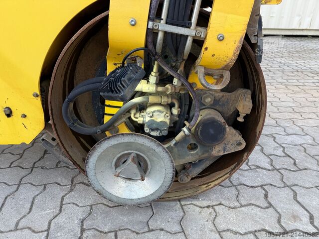 Rouleau compresseur BOMAG BW100AD-5