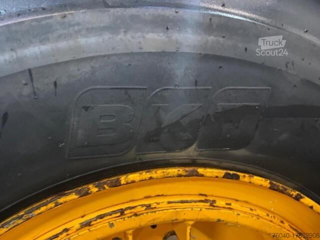 Bestelwagen Earth Max 17.5R25