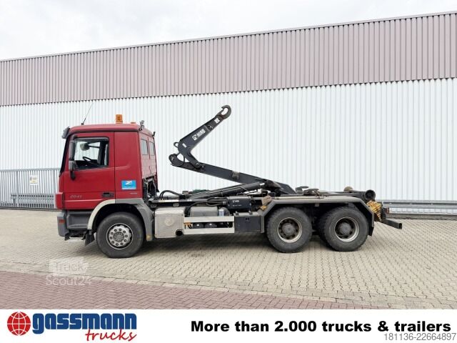 Āķa konteineru automašīna Mercedes-Benz Actros 2641 K 6x4, Hiab Knickarm