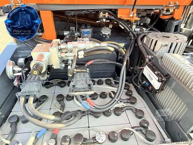 Empilhadeira multidirecional Combilift CBE2500 TRIPLEX 4900 POSITIONER CABIN