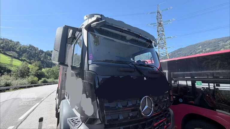 Autocamion pentru transport bușteni MERCEDES-BENZ Arocs 2851 6x4 Holzlkw mit Kran Bj 2015
