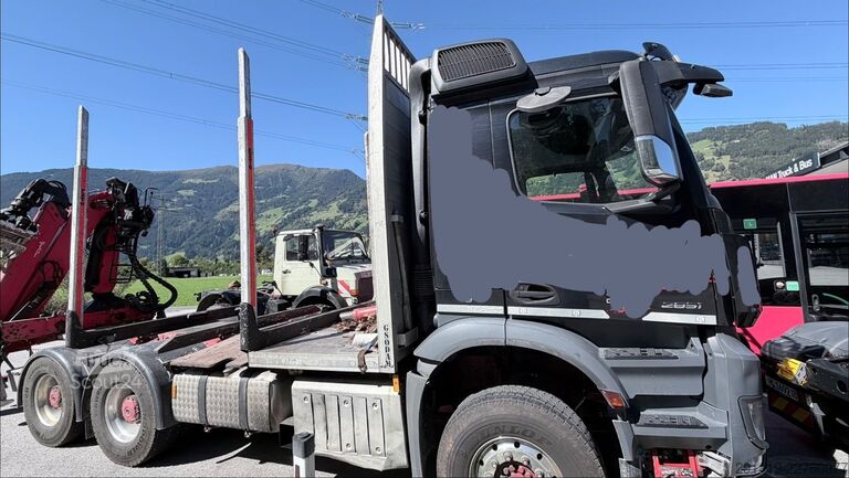 Autocamion pentru transport bușteni MERCEDES-BENZ Arocs 2851 6x4 Holzlkw mit Kran Bj 2015