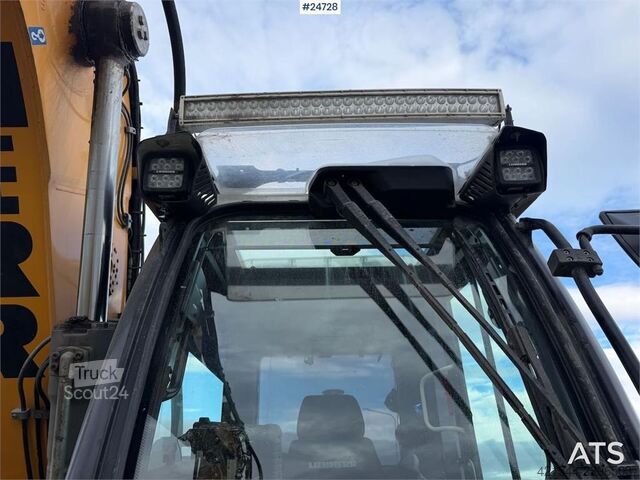 Goseniški bager Liebherr R914 excavator with GPS, bucket, and tiltrotator.