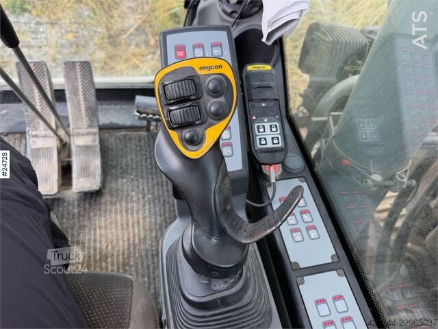Goseniški bager Liebherr R914 excavator with GPS, bucket, and tiltrotator.