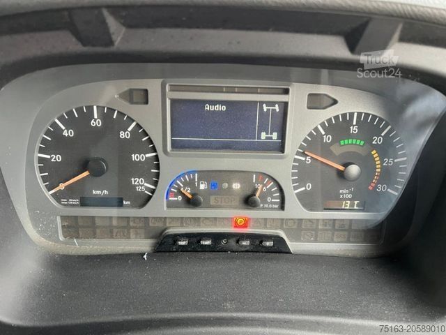 Ielu tīrīšanas mašīna MERCEDES-BENZ Atego 1318 LKO Kehrmaschine Bucher+Separatmotor