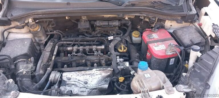 Kompaktno dostavno vozilo FIAT Doblo 5 posti -  CAMBIO GUASTO