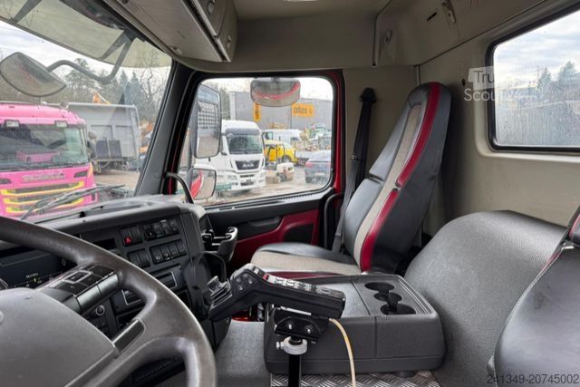 Vozidlo s hákom na kontajnery VOLVO FMX-500 8x4 Tridem Hiab 26T