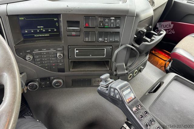 Vozidlo s hákom na kontajnery VOLVO FMX-500 8x4 Tridem Hiab 26T