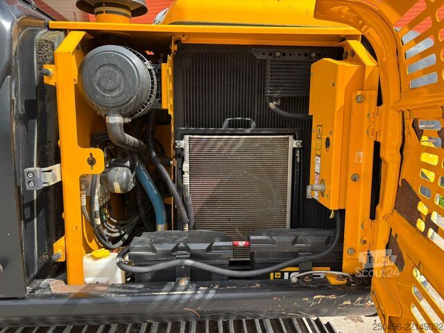 Beltegående gravemaskin JCB JS 130 LC + T4F