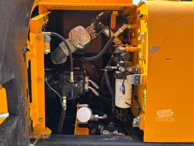 Beltegående gravemaskin JCB JS 130 LC + T4F
