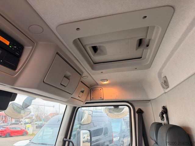 Samochód ciężarowy typu furgon VOLVO FL250 Koffer / LBW 12to/Kam/TEMP/Klima