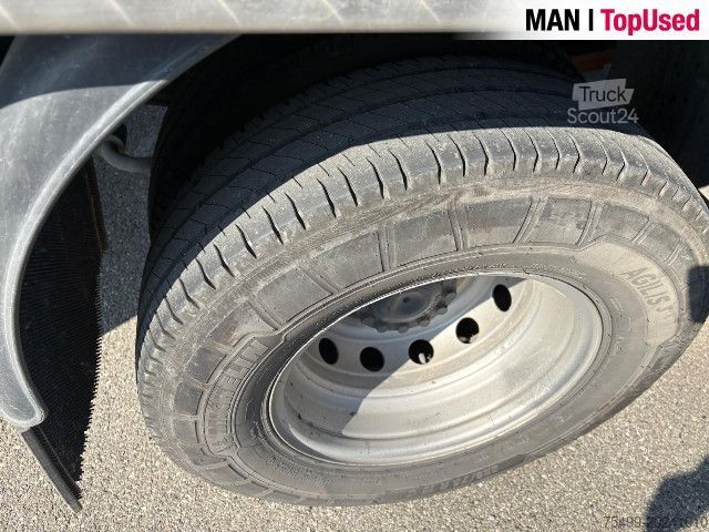 Samochód ciężarowy z plandeką typu platforma IVECO 70C21