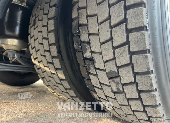 IVECO EUROCARGO 160E25 box truck with tail lift Iveco EUROCARGO 160E25