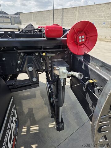 Kampós konténerszállító teherautó IVECO 140E28