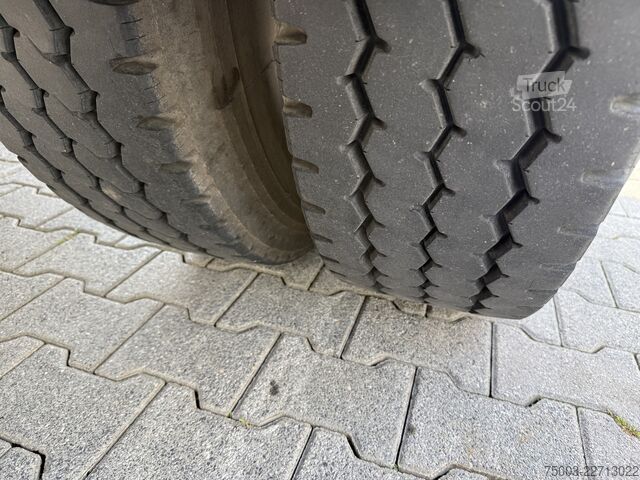 Háromirányú billenő teherautó Iveco EuroCargo 180-320 Kipper mit Kran Palfinger 12.501