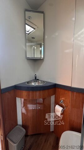 “Van for transporting 4 horses with living quarters” IVECO OAKLEY IVECO ML 100E21