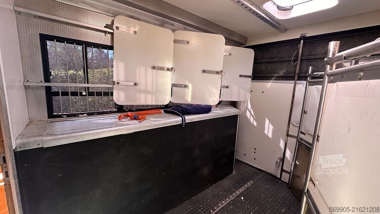 “Van for transporting 4 horses with living quarters” IVECO OAKLEY IVECO ML 100E21