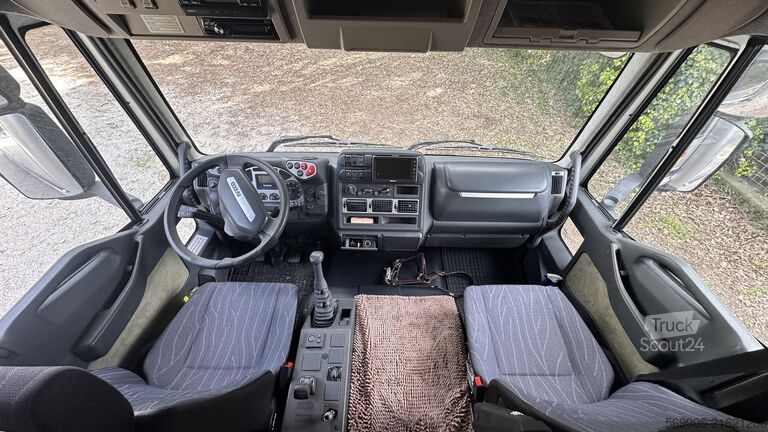 “Van for transporting 4 horses with living quarters” IVECO OAKLEY IVECO ML 100E21