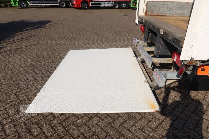  DAF LF 250 LF250 FA Schuifzeil +Dhollandia 1500 kg