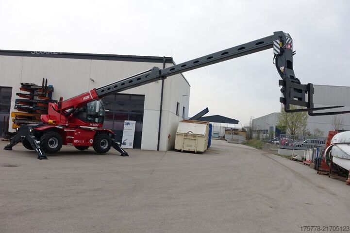 Teleskopski nakladalnik Magni RTH 8.18