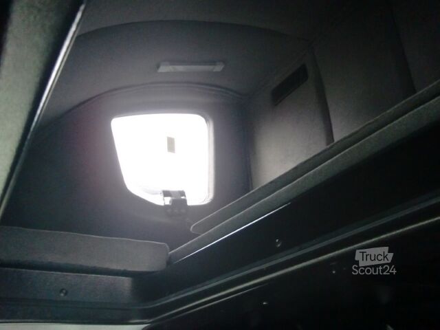 Transporter mit Koffer Iveco Daily 70 C 21 HA8/P Deepsleeper