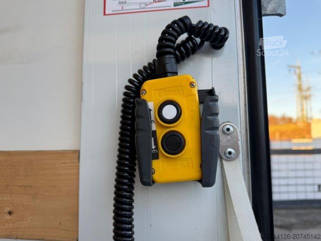 Samochód dostawczy z plandeką FUSO Canter/7C18/Automatik/Pritsche+Plane+LBW/E6e