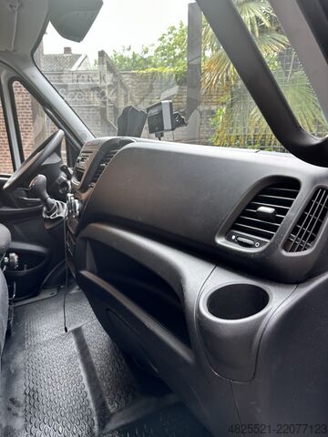 Fourgon tôlé Iveco Daily 70C18A8/P