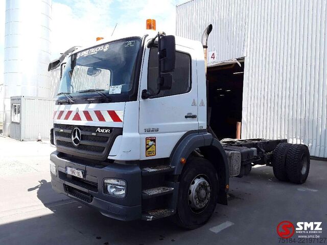 Chassis com cabina Mercedes Axor 1828 manual