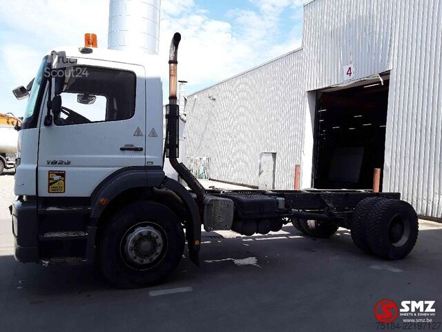 Chassis com cabina Mercedes Axor 1828 manual