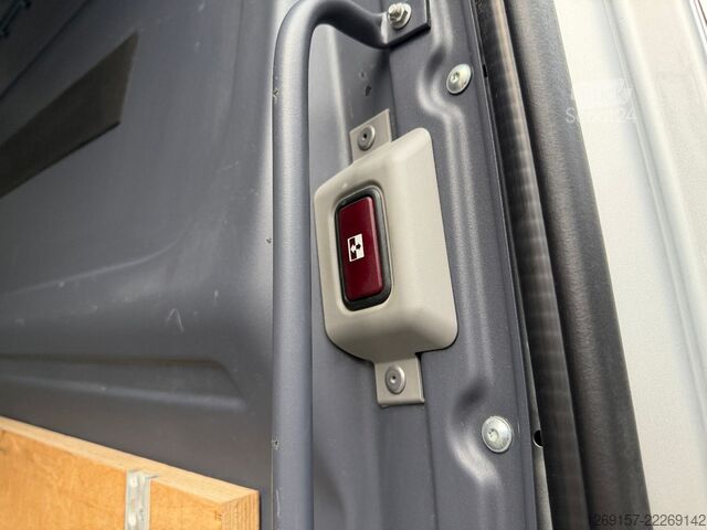 Slēgtais furgons MERCEDES-BENZ Sprinter 319CDI V6 3,0L Kasten L3H2 3,5t Standh.