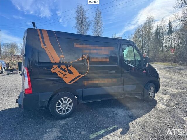  Renault Master van with two sets of tires.