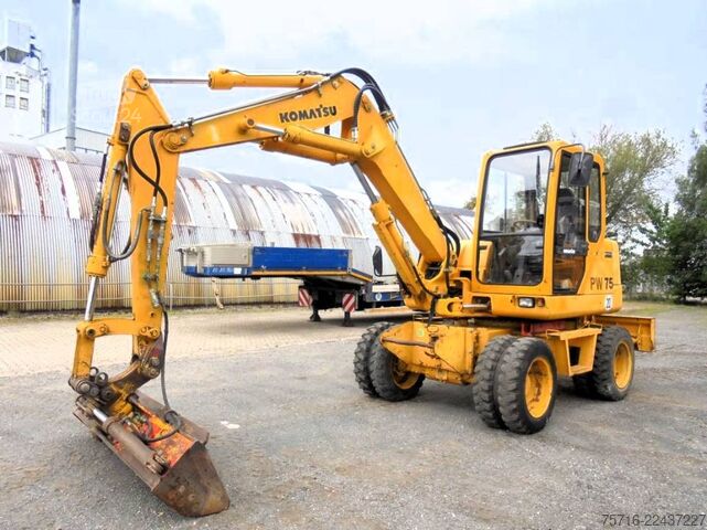 Escavatore gommato Komatsu PW 75