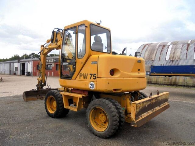 Escavatore gommato Komatsu PW 75