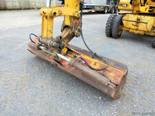 Escavatore gommato Komatsu PW 75