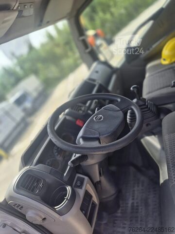 Piattaforma di sollevamento Nissan CABSTAR 35.13 KLAAS 27M