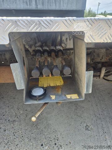 Piattaforma di sollevamento Nissan CABSTAR 35.13 KLAAS 27M