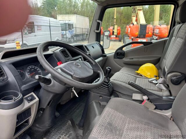 Piattaforma di sollevamento Nissan CABSTAR 35.13 KLAAS 27M