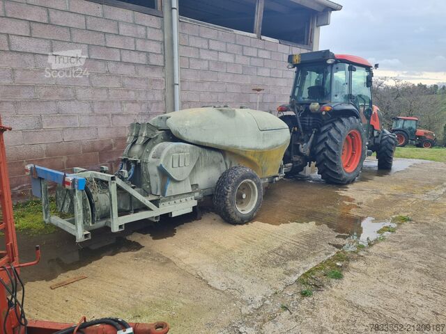 Tracteur et remorque de pulvérisation Kubota M 5101