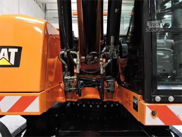 Escavatore gommato CATERPILLAR M318F