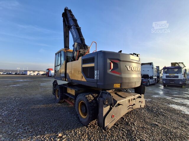 Materiaalinkäsittelykaivinkone Volvo EW240EMH material handling excavator