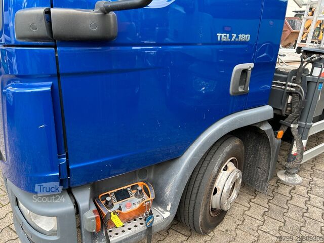Autoutilitară cu macara montată pe șasiu de camion MAN 7.180 mit Böcker Dachdeckerkran bis 37 m 37-4000